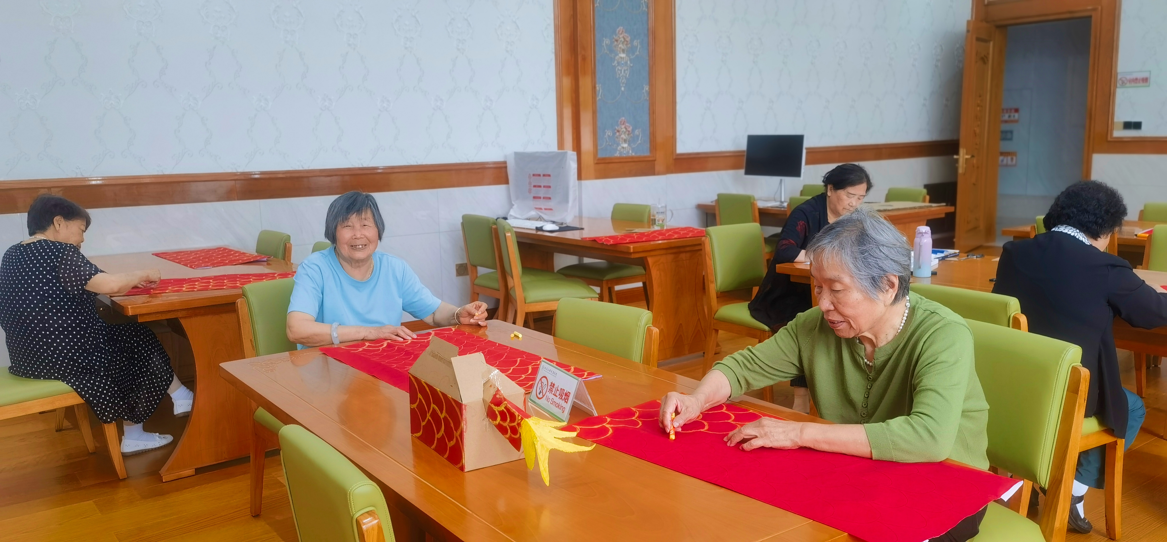 旱地划“龙舟”，粽情迎“端午”