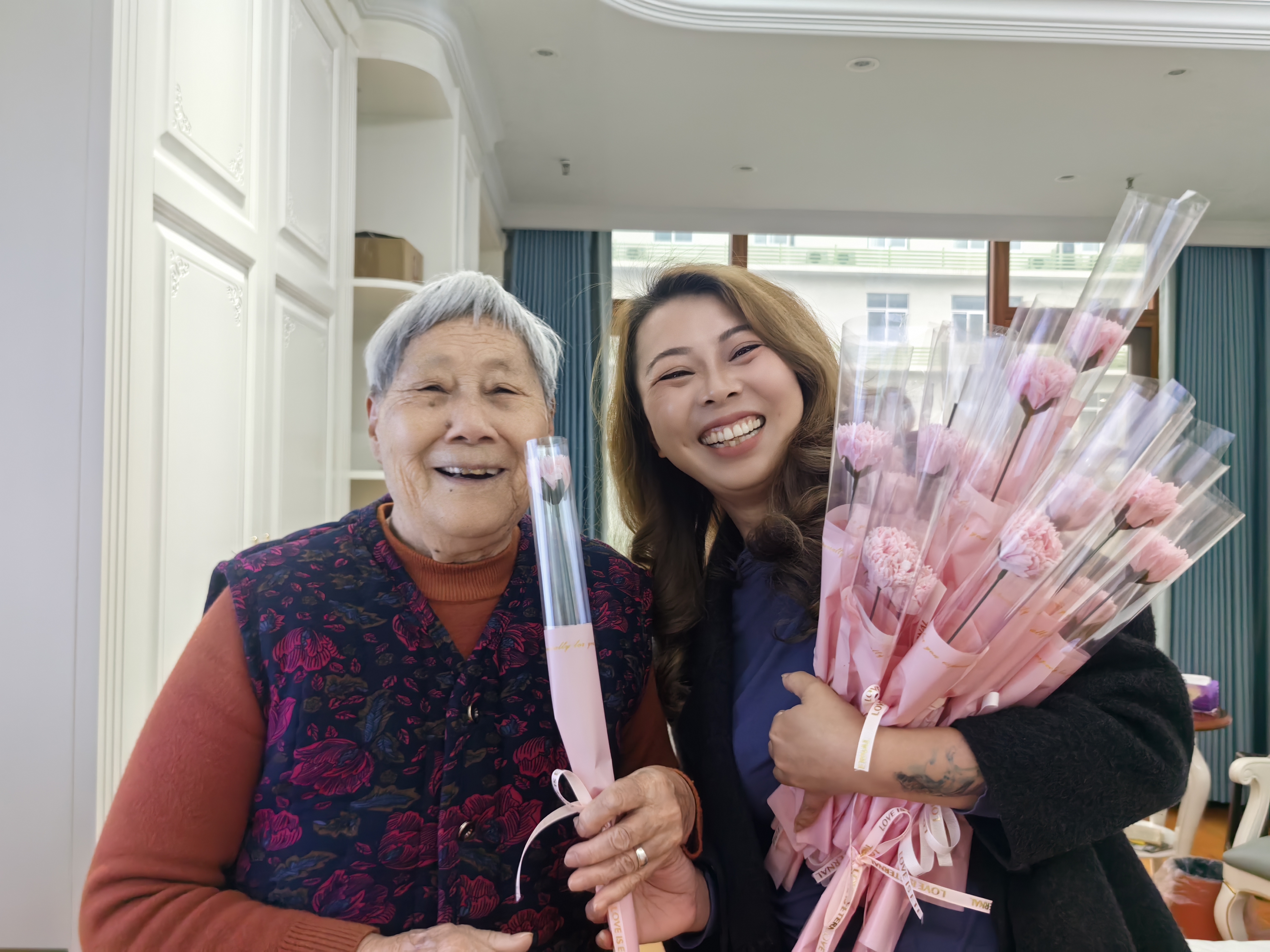 峨眉佛光康养院三八妇女节暖心行动_以花献礼,守护长辈笑颜